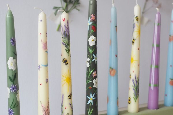 Artistic Expression: Painting Candles with Wax for Unique Decor缩略图