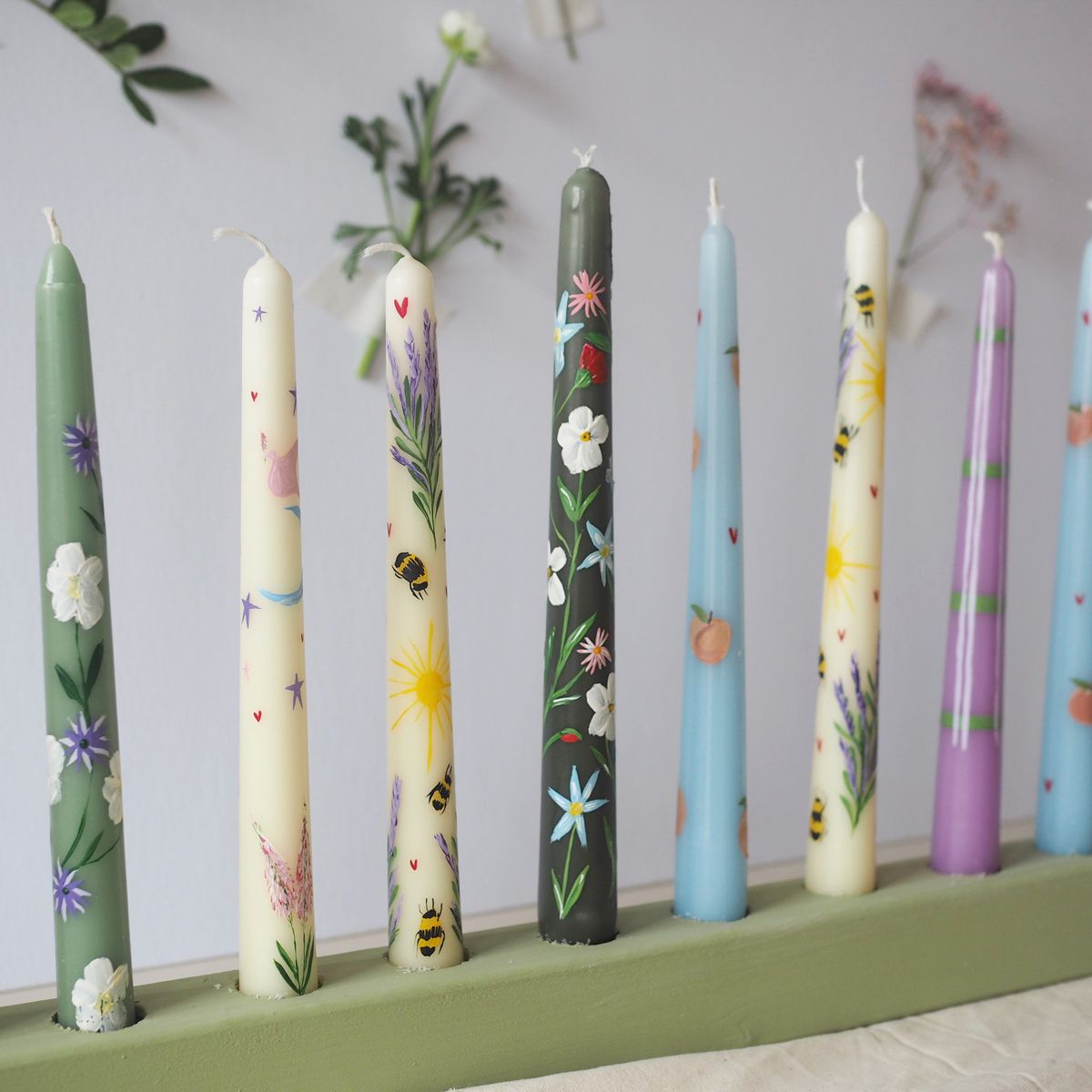 Artistic Expression: Painting Candles with Wax for Unique Decor缩略图