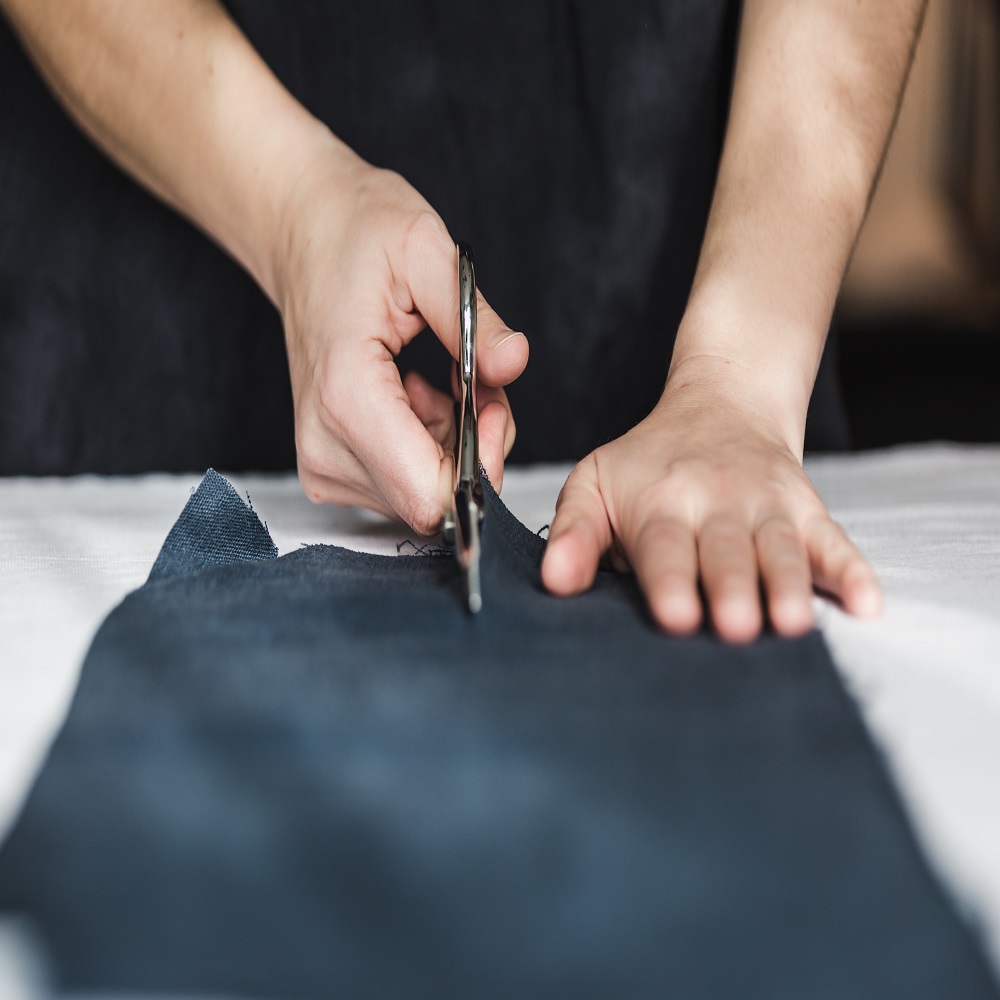 how to cut fabric straight