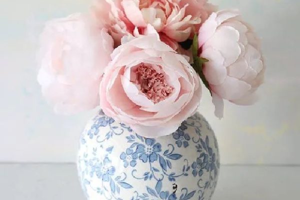 Vintage Vase: Curate a Beautiful Living Room with Retro Flair Country Class Patterned Terracotta Vase